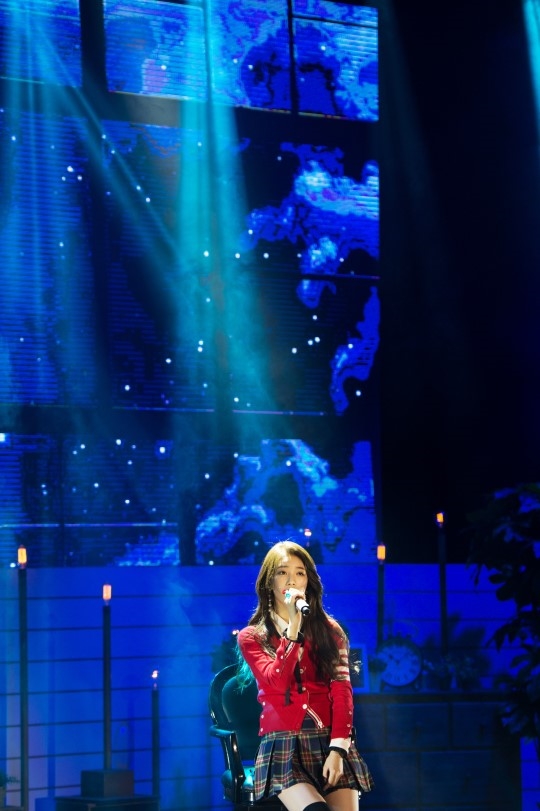 Suzy tỏa sáng từ hậu trường lên tới sân khấu trong Fanmeeting