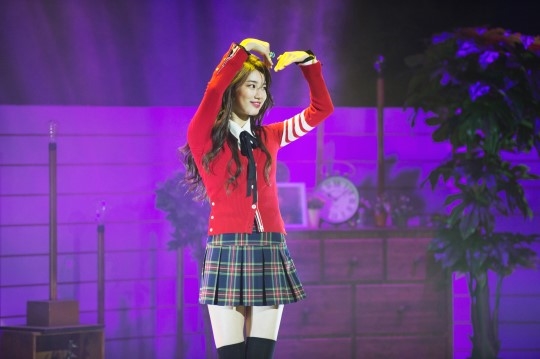 Suzy tỏa sáng từ hậu trường lên tới sân khấu trong Fanmeeting