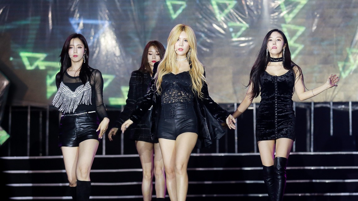 Fan rơi nước mắt khi T-ara chừa chỗ trên sân khấu cho Boram và Soyeon
