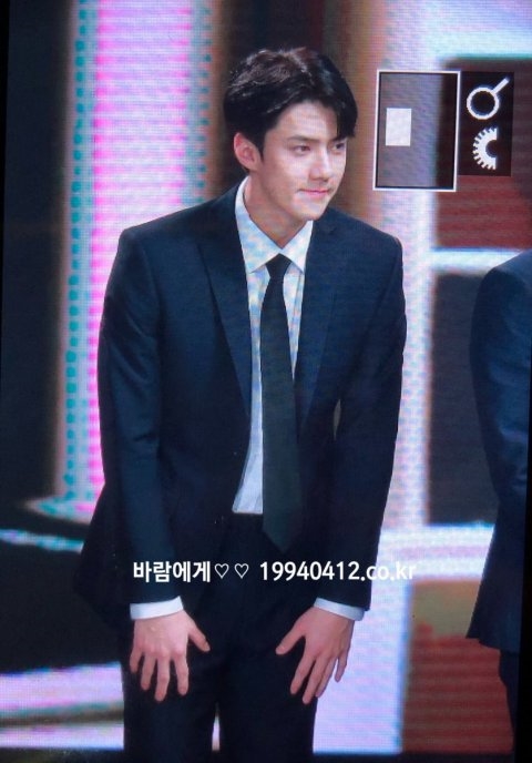 Sehun bất ngờ xuất hiện trong bộ suit lịch lãm