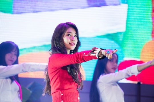 Suzy tỏa sáng từ hậu trường lên tới sân khấu trong Fanmeeting