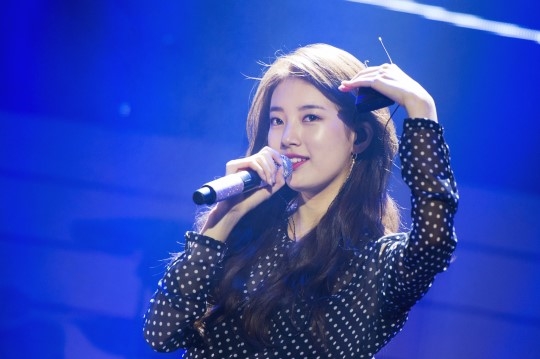 Suzy tỏa sáng từ hậu trường lên tới sân khấu trong Fanmeeting