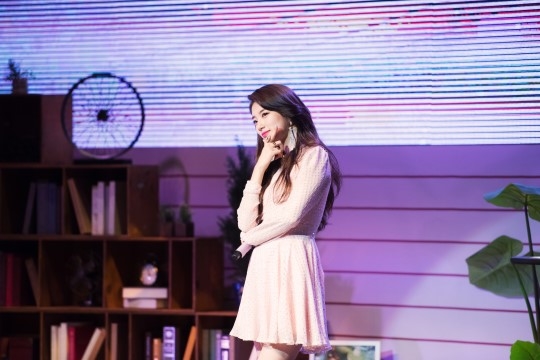 Suzy tỏa sáng từ hậu trường lên tới sân khấu trong Fanmeeting