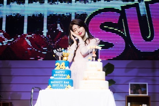 Suzy tỏa sáng từ hậu trường lên tới sân khấu trong Fanmeeting