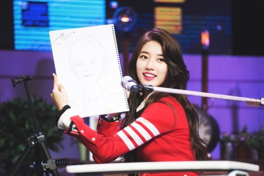 Suzy tỏa sáng từ hậu trường lên tới sân khấu trong Fanmeeting