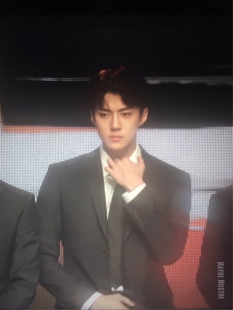 Sehun bất ngờ xuất hiện trong bộ suit lịch lãm