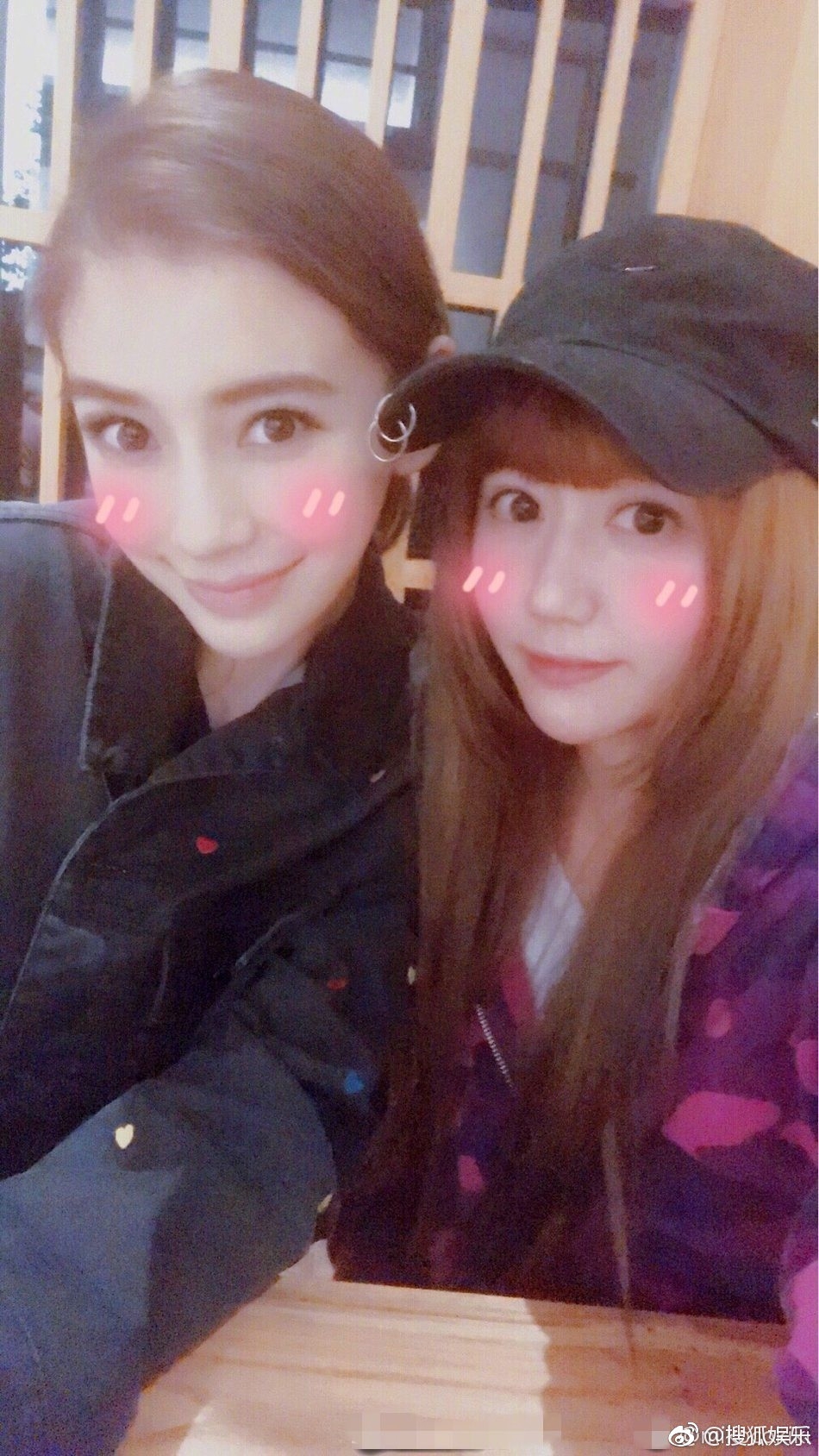AngelaBaby chụp ảnh với hội bạn thân giống y hệt mình