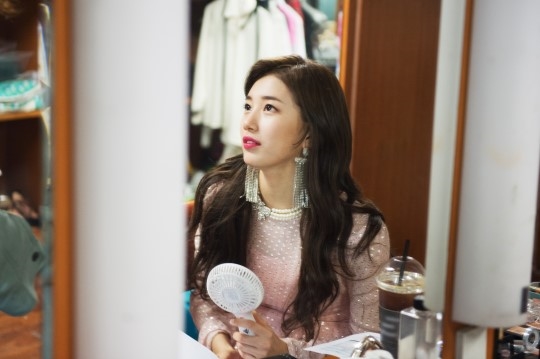Suzy tỏa sáng từ hậu trường lên tới sân khấu trong Fanmeeting