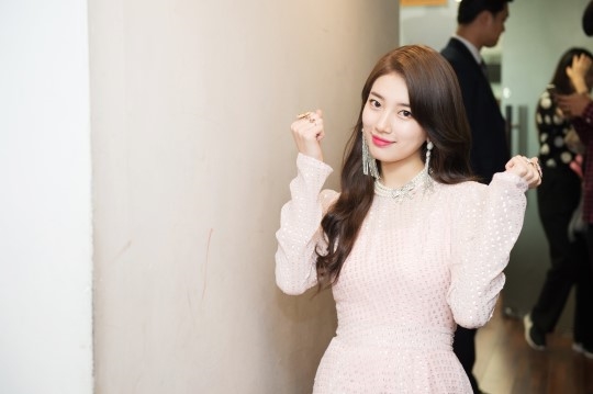 Suzy tỏa sáng từ hậu trường lên tới sân khấu trong Fanmeeting