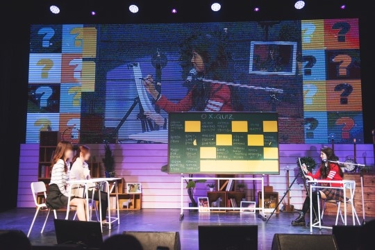 Suzy tỏa sáng từ hậu trường lên tới sân khấu trong Fanmeeting