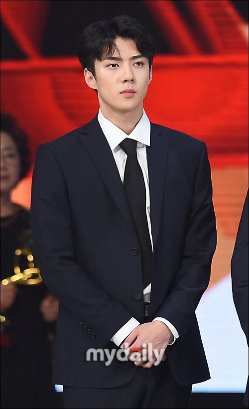 Sehun bất ngờ xuất hiện trong bộ suit lịch lãm