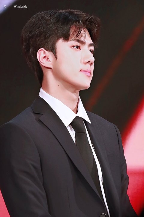 Sehun bất ngờ xuất hiện trong bộ suit lịch lãm