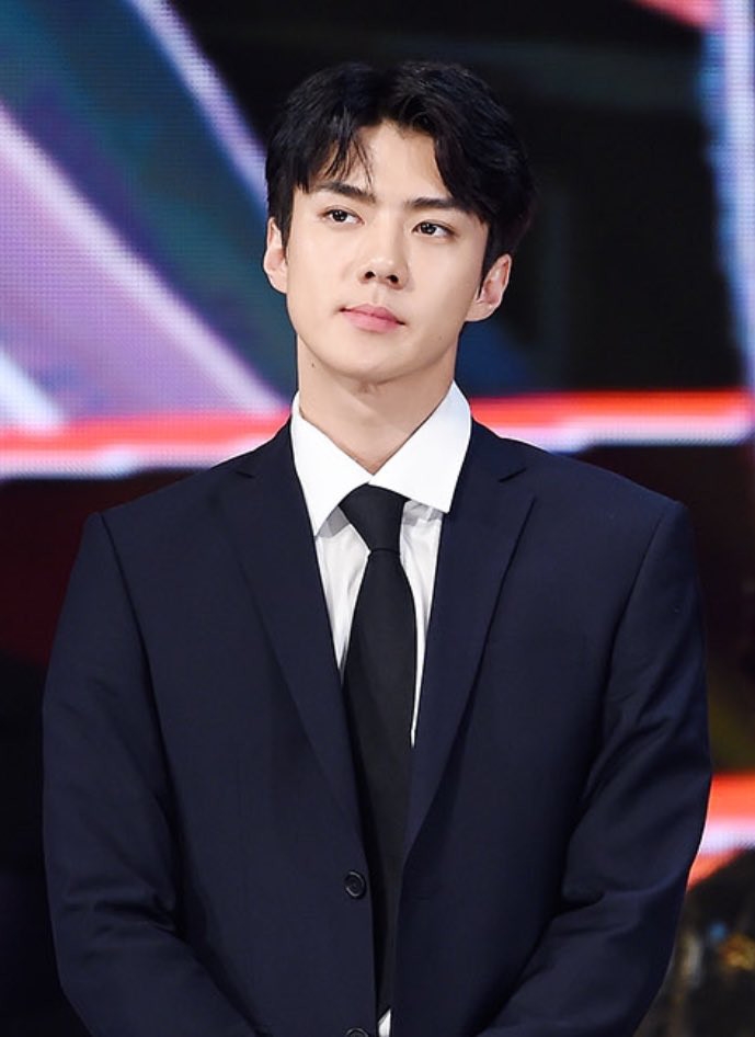 Sehun bất ngờ xuất hiện trong bộ suit lịch lãm