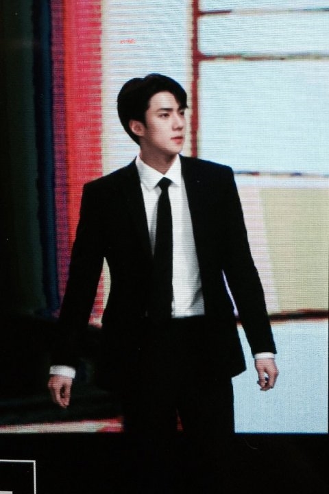 Sehun bất ngờ xuất hiện trong bộ suit lịch lãm