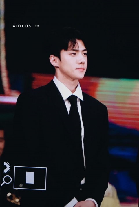 Sehun bất ngờ xuất hiện trong bộ suit lịch lãm