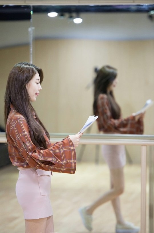 Suzy tỏa sáng từ hậu trường lên tới sân khấu trong Fanmeeting
