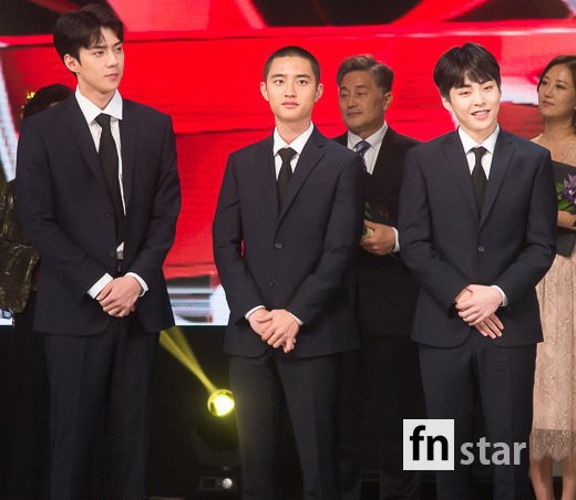 Sehun bất ngờ xuất hiện trong bộ suit lịch lãm