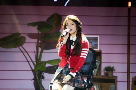Suzy tỏa sáng từ hậu trường lên tới sân khấu trong Fanmeeting