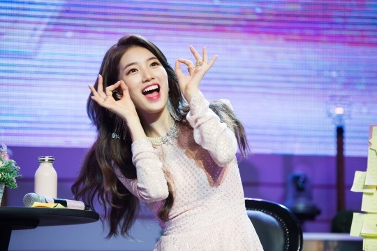 Suzy tỏa sáng từ hậu trường lên tới sân khấu trong Fanmeeting