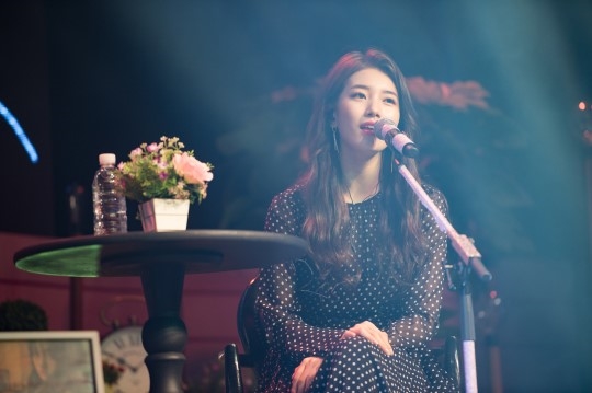 Suzy tỏa sáng từ hậu trường lên tới sân khấu trong Fanmeeting