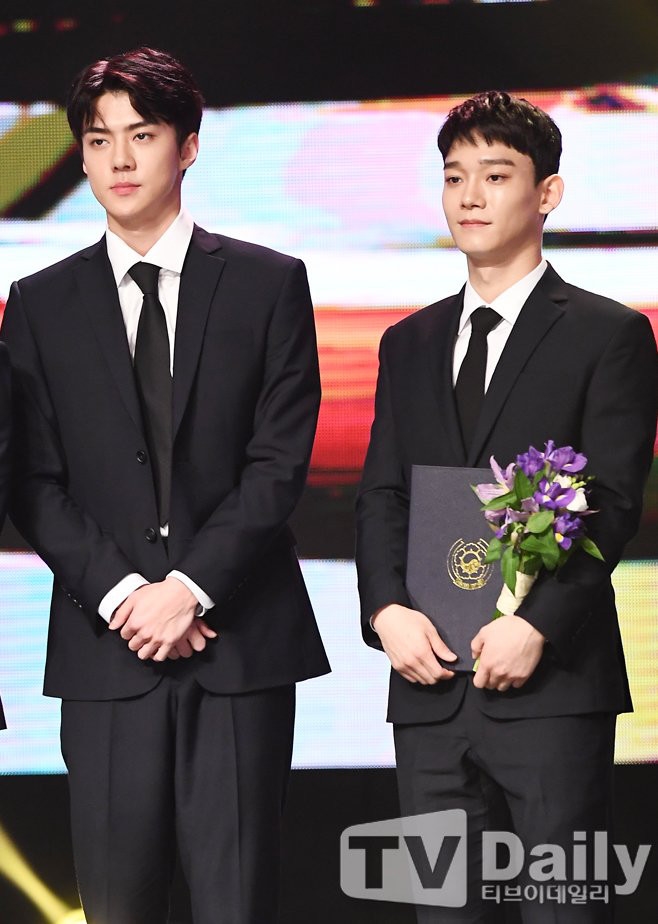 Sehun bất ngờ xuất hiện trong bộ suit lịch lãm
