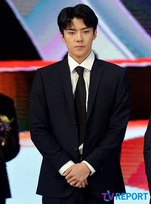 Sehun bất ngờ xuất hiện trong bộ suit lịch lãm