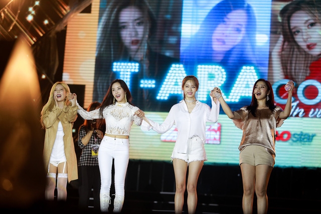 Fan rơi nước mắt khi T-ara chừa chỗ trên sân khấu cho Boram và Soyeon
