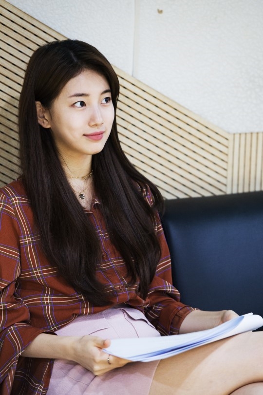 Suzy tỏa sáng từ hậu trường lên tới sân khấu trong Fanmeeting