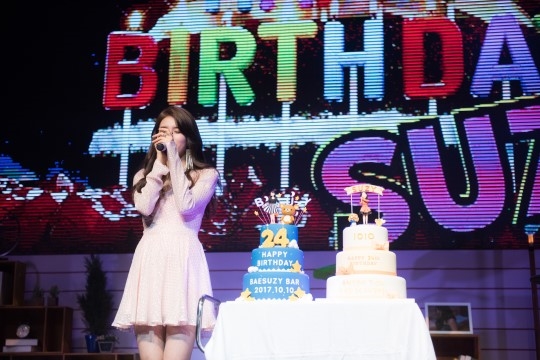 Suzy tỏa sáng từ hậu trường lên tới sân khấu trong Fanmeeting