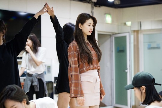 Suzy tỏa sáng từ hậu trường lên tới sân khấu trong Fanmeeting