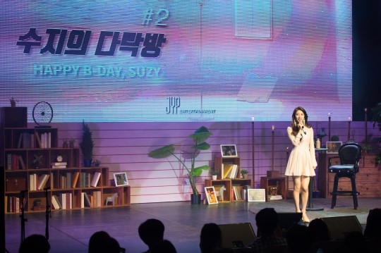 Suzy tỏa sáng từ hậu trường lên tới sân khấu trong Fanmeeting
