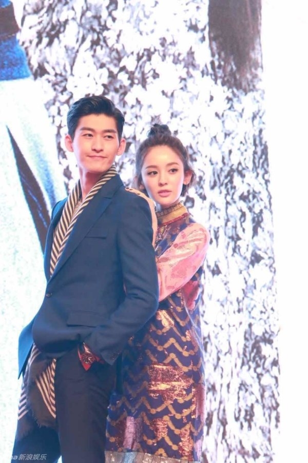 Trương Hàn đêm khuya đón Cổ Lực Na Trát bằng siêu xe