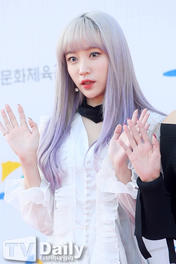 Hani ga lăng che chắn cho Sunmi khỏi lạnh tại Dream Concert 2017