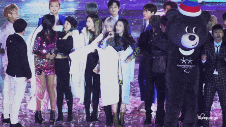 Hani ga lăng che chắn cho Sunmi khỏi lạnh tại Dream Concert 2017