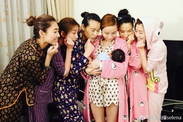 Sinh nhật khi đang ở cữ, Hồ Hạnh Nhi khiến fan ganh tỵ vì chồng tâm lý