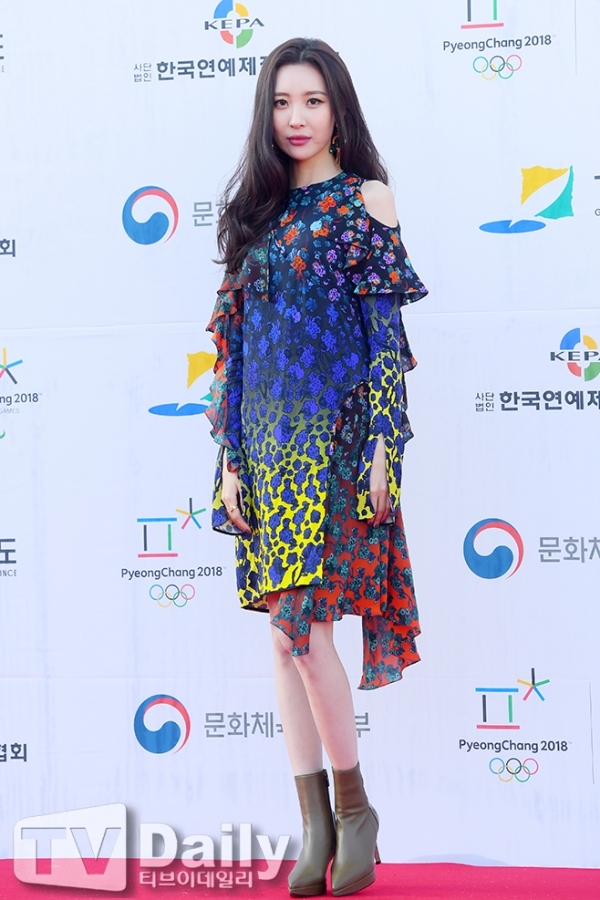 Hani ga lăng che chắn cho Sunmi khỏi lạnh tại Dream Concert 2017