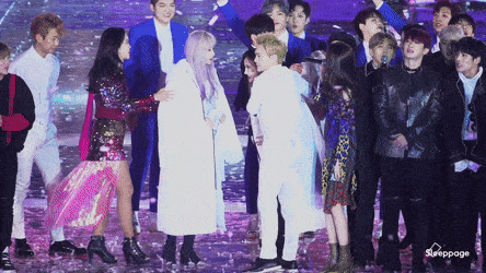 Hani ga lăng che chắn cho Sunmi khỏi lạnh tại Dream Concert 2017