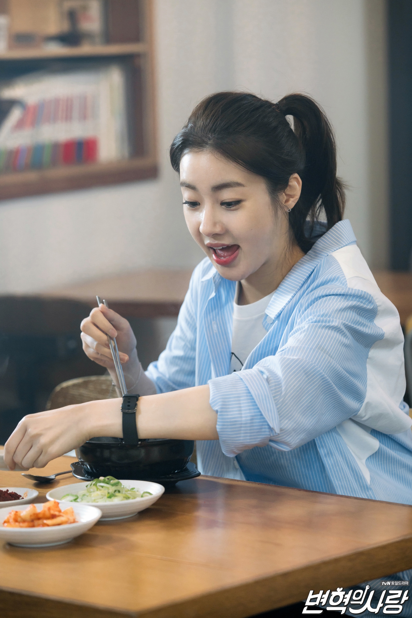 Kang So Ra khoe vẻ đẹp thanh xuân ngập tràn trong Revolutionary Love