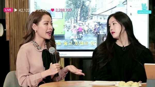 Biểu cảm của T-ara khi đang khen ngợi Chi Pu hát hay
