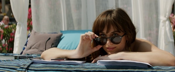 Trailer mới ra lò nóng bỏng mắt của Fifty Shades Freed