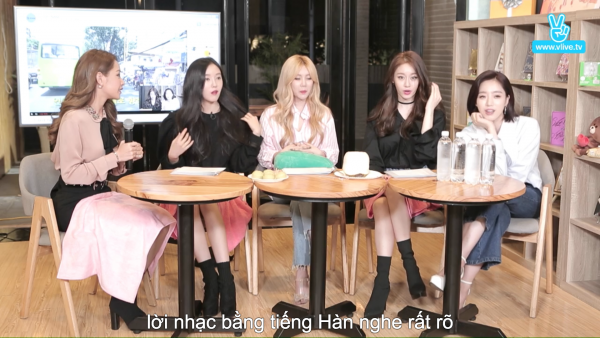 Biểu cảm của T-ara khi đang khen ngợi Chi Pu hát hay