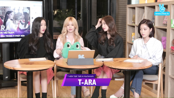 Biểu cảm của T-ara khi đang khen ngợi Chi Pu hát hay