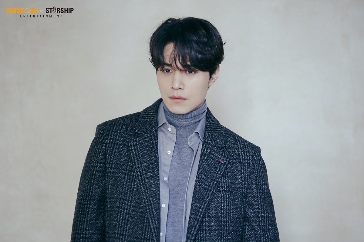 Lee Dong Wook điển trai, lịch lãm trong bộ ảnh quảng cáo mới