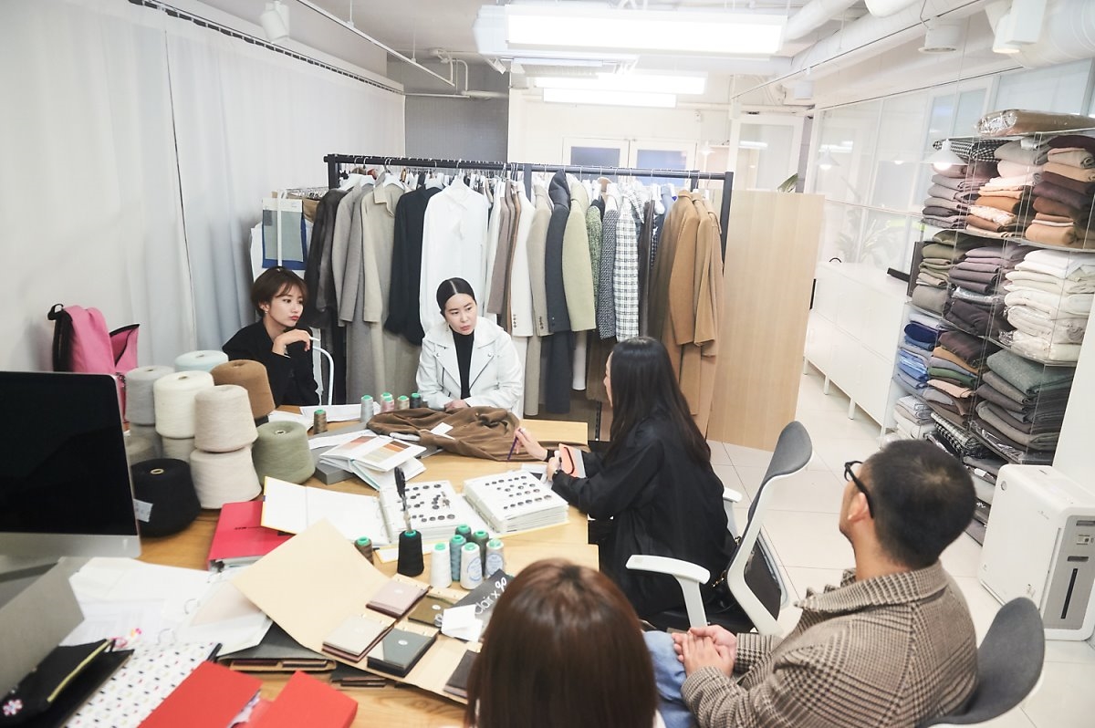 Go Jun Hee đẹp ngây ngất với bộ sưu tập áo sơmi yêu thích