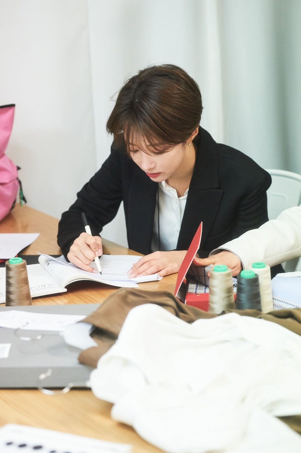 Go Jun Hee đẹp ngây ngất với bộ sưu tập áo sơmi yêu thích