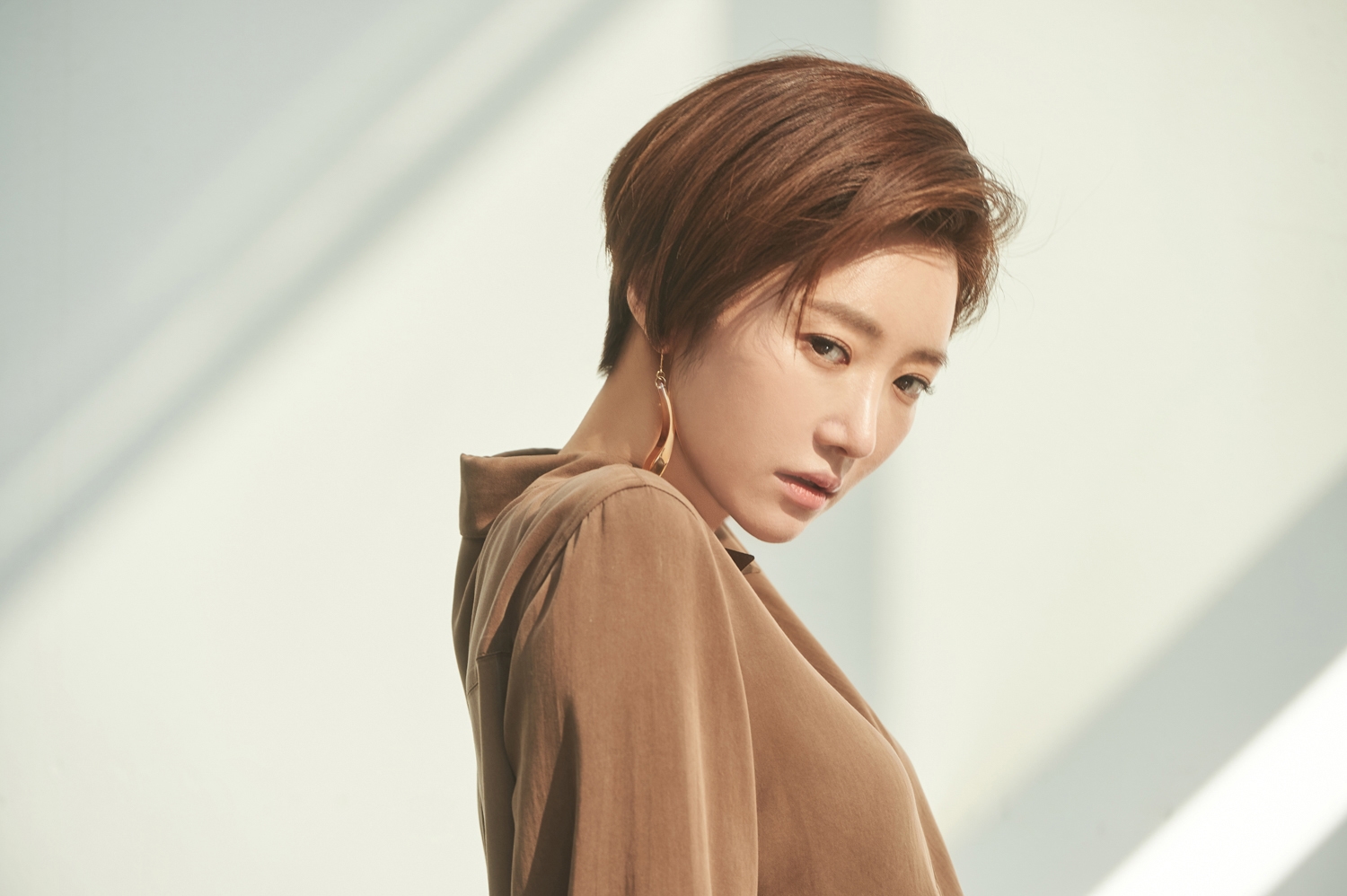 Go Jun Hee đẹp ngây ngất với bộ sưu tập áo sơmi yêu thích