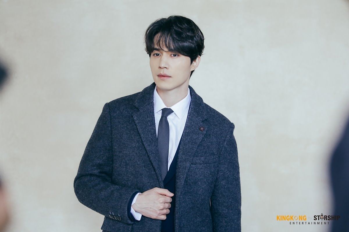 Lee Dong Wook điển trai, lịch lãm trong bộ ảnh quảng cáo mới