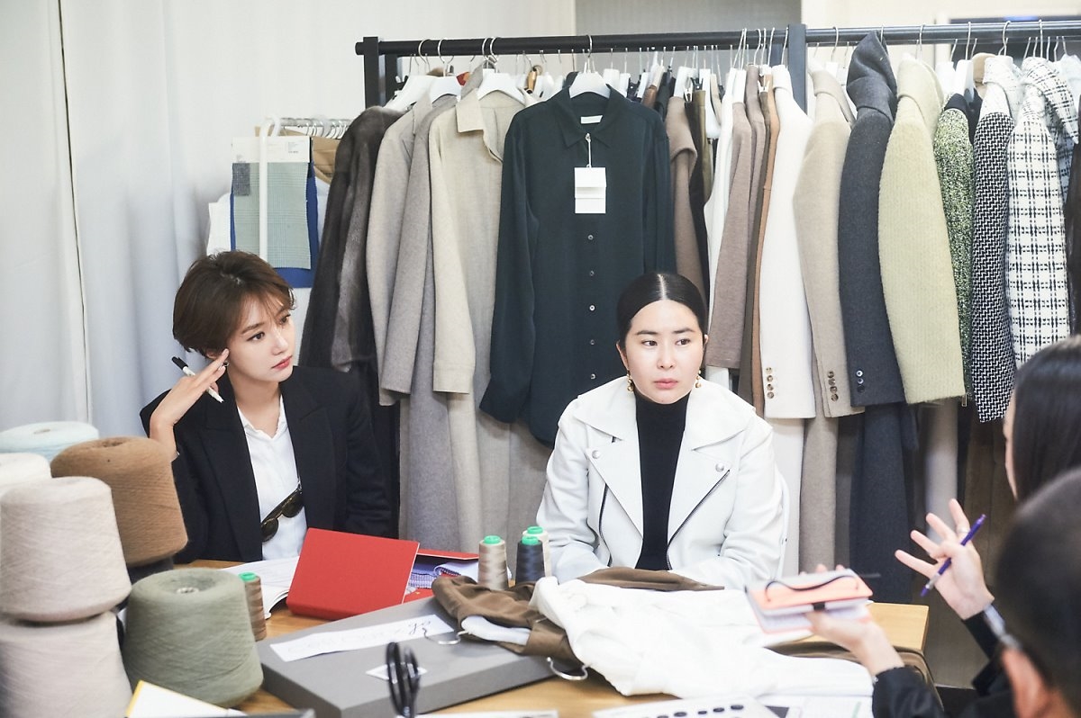 Go Jun Hee đẹp ngây ngất với bộ sưu tập áo sơmi yêu thích