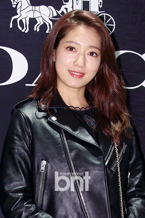 Park Shin Hye phơi phới khoe nụ cười tỏa nắng trong sự kiện mới