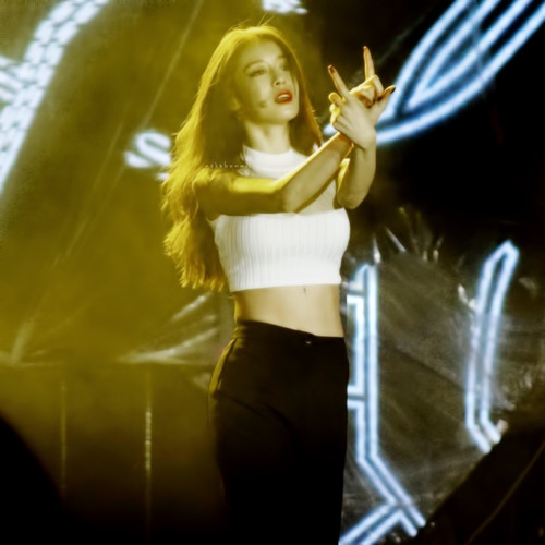 Jiyeon xinh đẹp và quyến rũ trên sân khấu concert nước ngoài